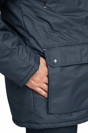 объёмные боковые карманы с боковым и верхним входом, верхний вход закрывается клапаном с застёжкой на кнопки